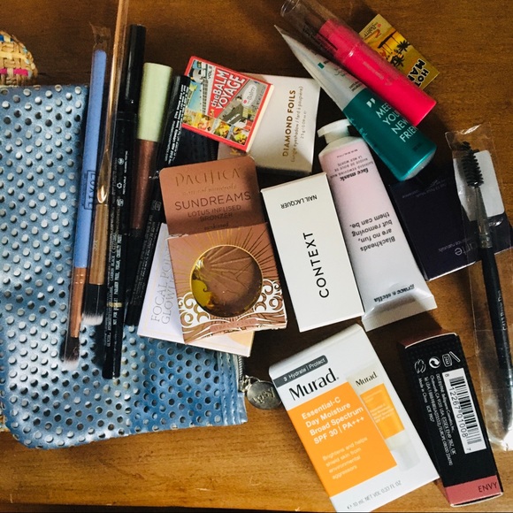 Makeup here - Picture 4 of 7